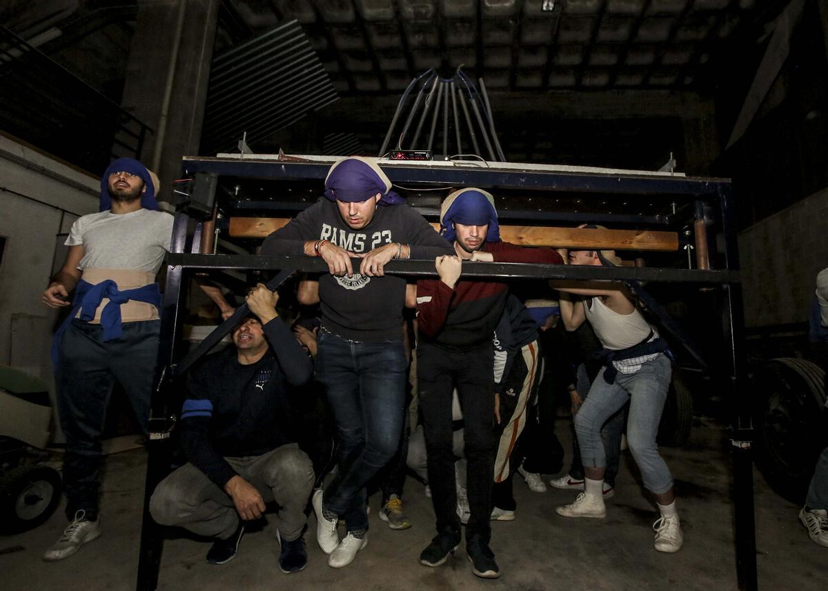 Imagen de archivo de un ensayo a costal de un paso, donde no se puede cumplir la distancia interpersonal de 1,5 metros