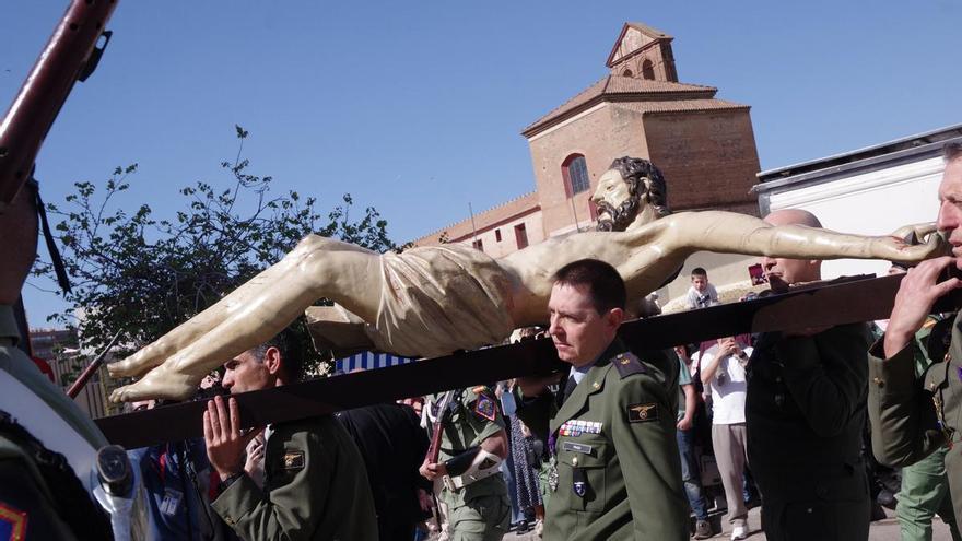 Fotos del traslado del Cristo de Ánimas de Ciegos por la Brigada Paracaidista