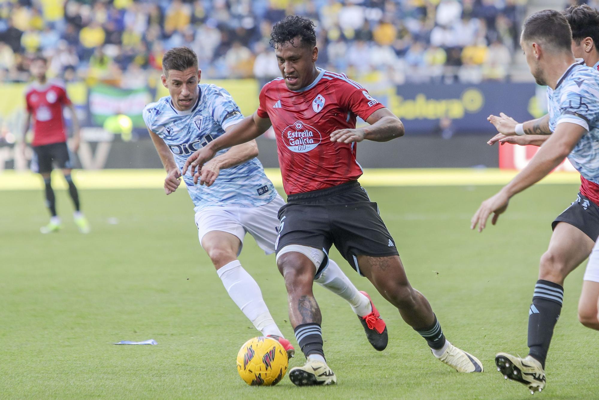 2-2. Un golazo de Darwin Machís en el 99 mantiene con vida al Cádiz