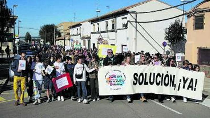 Multitudinaria protesta por un instituto digno