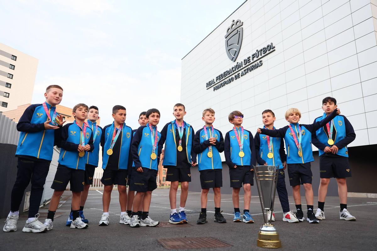La selección sub-10 de Asturias se proclamó campeona de España de fútbol sala en Sanxenxo tras firmar un torneo impecable, culminado con una goleada ante Madrid y una remontada épica frente a Cataluña en semifinales