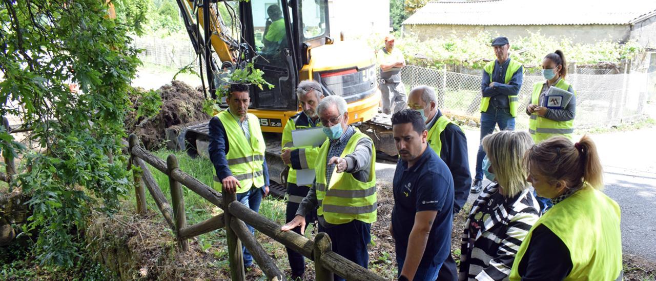 La visita a las obras cursada esta mañana por representantes de la Xunta y el Concello.