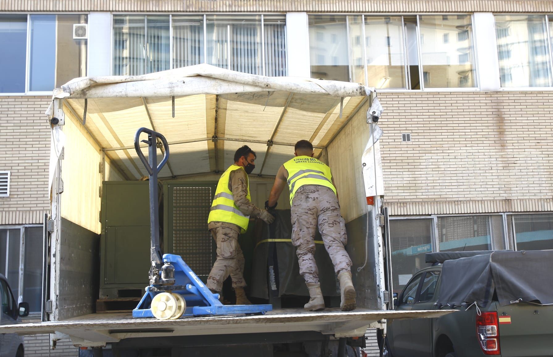 Desmontaje de la carpa militar del Clínico