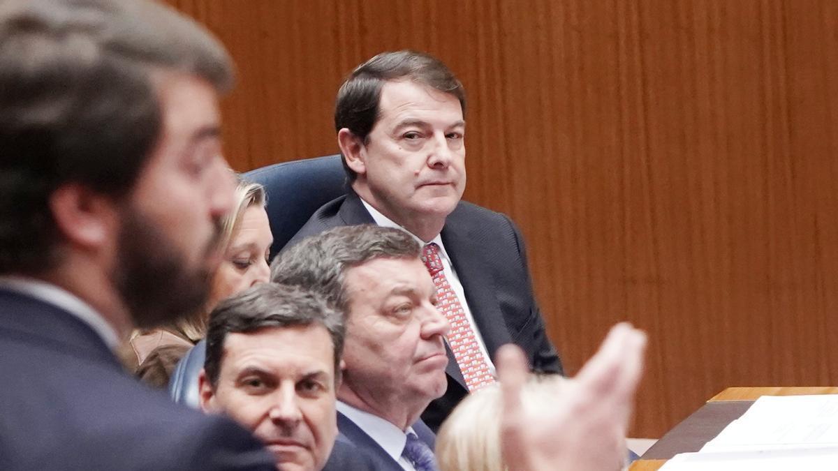 Alfonso Fernández Mañueco escucha con atención a Juan García Gallardo.