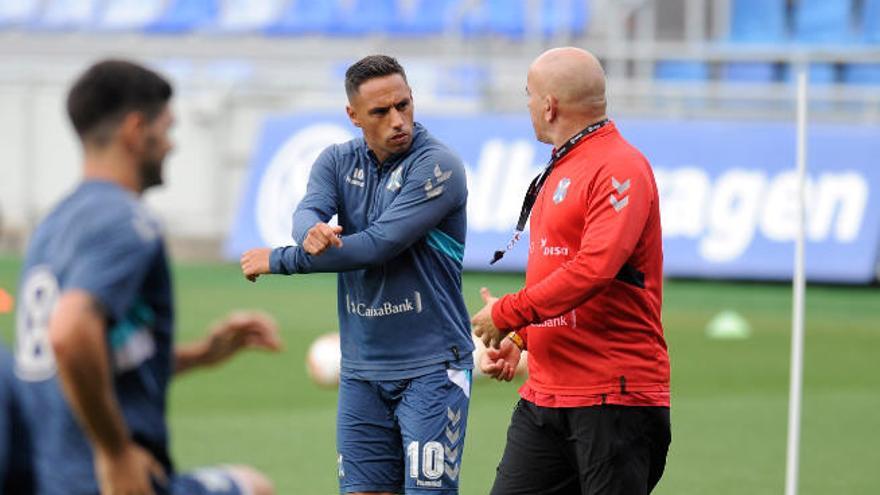 Luis César Sampedro conversa con Suso Santana en el entrenamiento de ayer.