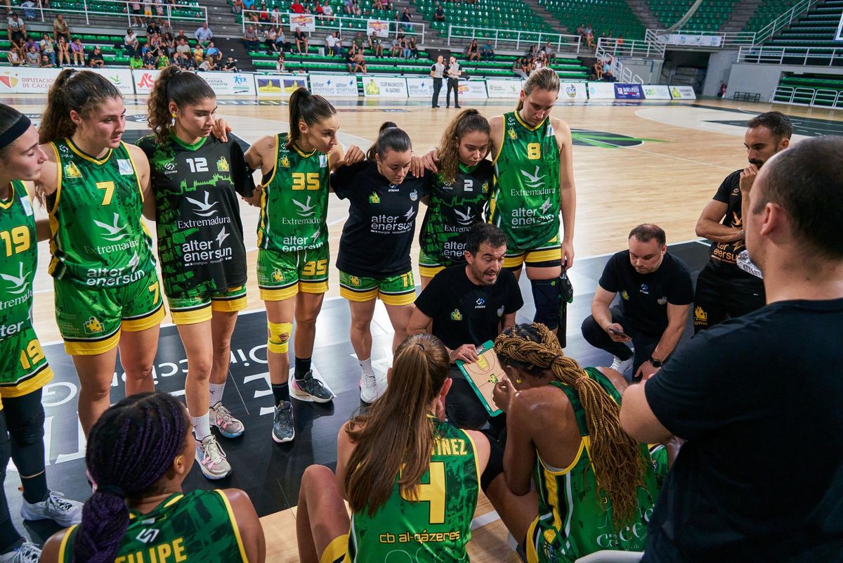 Jesús Sánchez, entrenador del Al-Qázeres, da instrucciones a sus jugadoras durante un tiempo muerto.