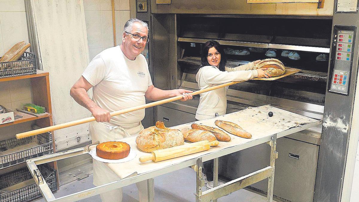 Manuel Hombre y Rocío Iglesias, en el horno de Panadería OCornecho, de Santiago