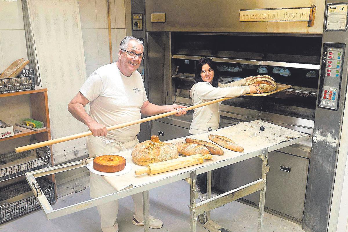 Manuel Hombre y Rocío Iglesias, en el horno de Panadería OCornecho, de Santiago