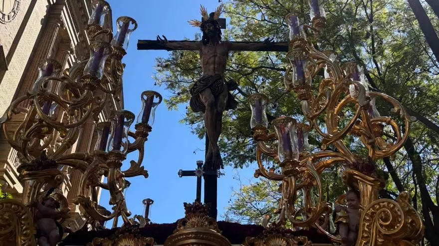Vídeo | El Cristo de la Sed avanza ya por la calle que lleva su nombre