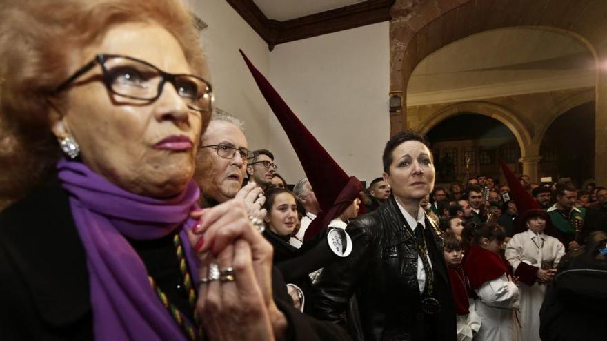 Suspensión de la procesión de &quot;La madrugá&quot; en Oviedo, el jueves santo de 2018.