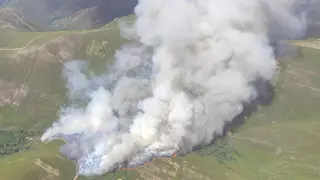 Activo un incendio en Chandrexa de Queixa que avanza con fuerza