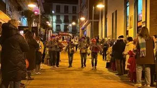 La falta de aparcamiento en Cangas del Narcea se convierte en disfraz de carnaval (con canción incluida)