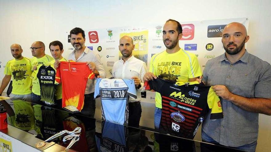 Muñiz (centro) junto a Casares, Castro y miembros de la organización de la Lalín Bike Race. // Bernabé/Javier Lalín