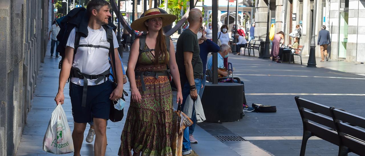 Turistas por Triana.