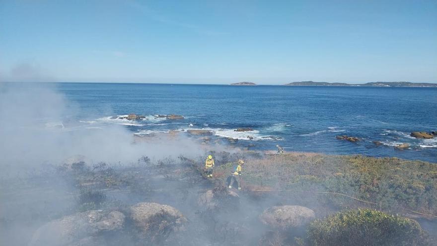 Alerta en Cabo Udra (Bueu) por el primer incendio forestal del verano en O Morrazo, que quemó 3.500 metros cuadrados