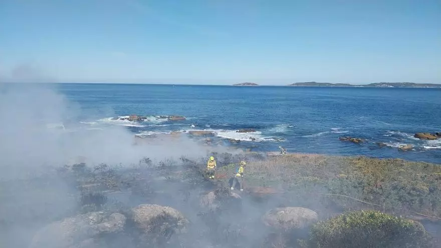 A primera hora de esta mañana se declaró un incendio en Cabo Udra, en la parroquia de Beluso (Bueu)