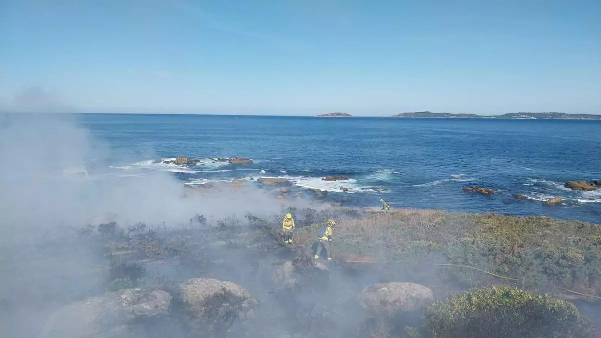 Alerta en Cabo Udra (Bueu) por el primer incendio forestal del verano en O Morrazo, que quemó 3.500 metros cuadrados