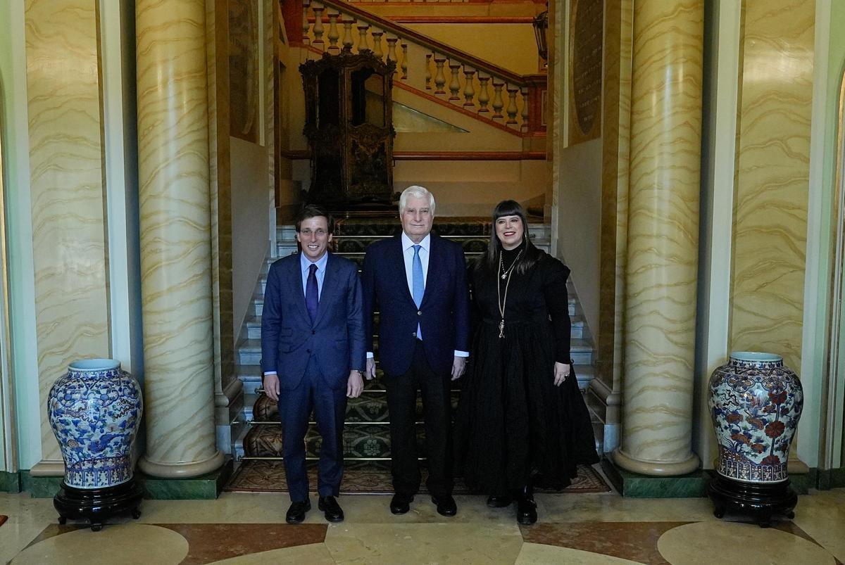 El Alcalde de Madrid, el duque de Alba y Joana Vasconcelos durante la presentación de la colaboración entre la Fundación Casa de Alba y el Ayuntamiento para organizar la muestra.