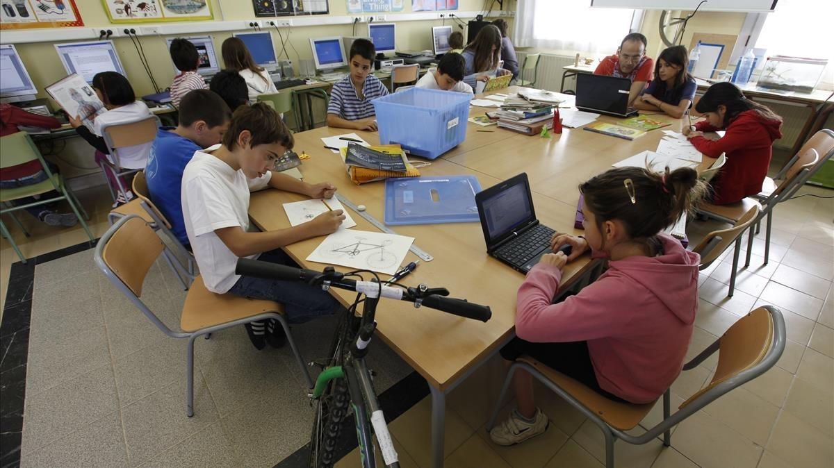 Alumnos de la escuela El Roure, en Santa Eulàlia de Riuprimer (Osona).