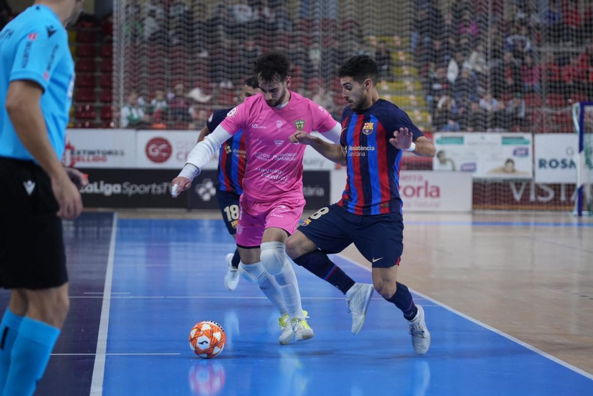 Víctor Areales subiendo al ataque en un momento del partido ante el Barça en Vista Alegre.