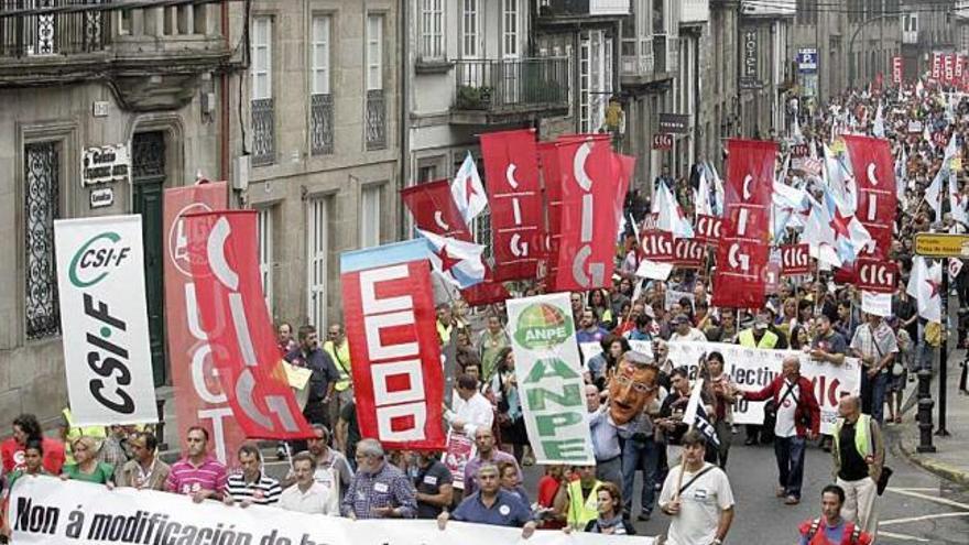 Docentes con pancartas en plena manifestación, ayer, en Santiago. / jorge leal