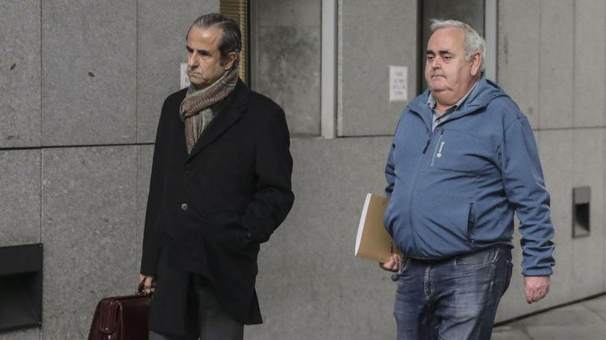 Manuel Mori, a la derecha, entrando ayer en el Juzgado junto a su abogado, Nacho Buylla. | EFE