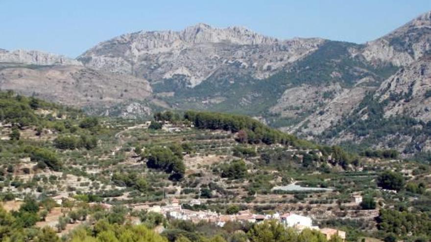 El poblet de Benifato arrecerat en un plec de la muntanya al bell cor de l&#039;Aitana.