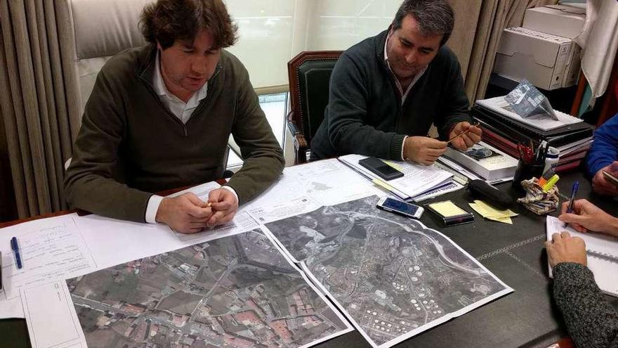 El alcalde, Carlos Calvelo, y el concejal de Urbanismo, Alberto Castro, presentan el proyecto para Meicende.