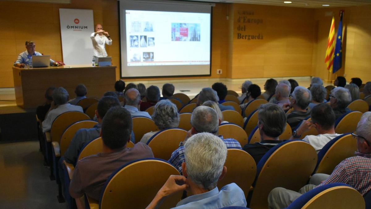 Carles Farràs (dret) i Ramon Espel (assegut) en la conferència de divendres a Berga | GUILLEM CAMPS