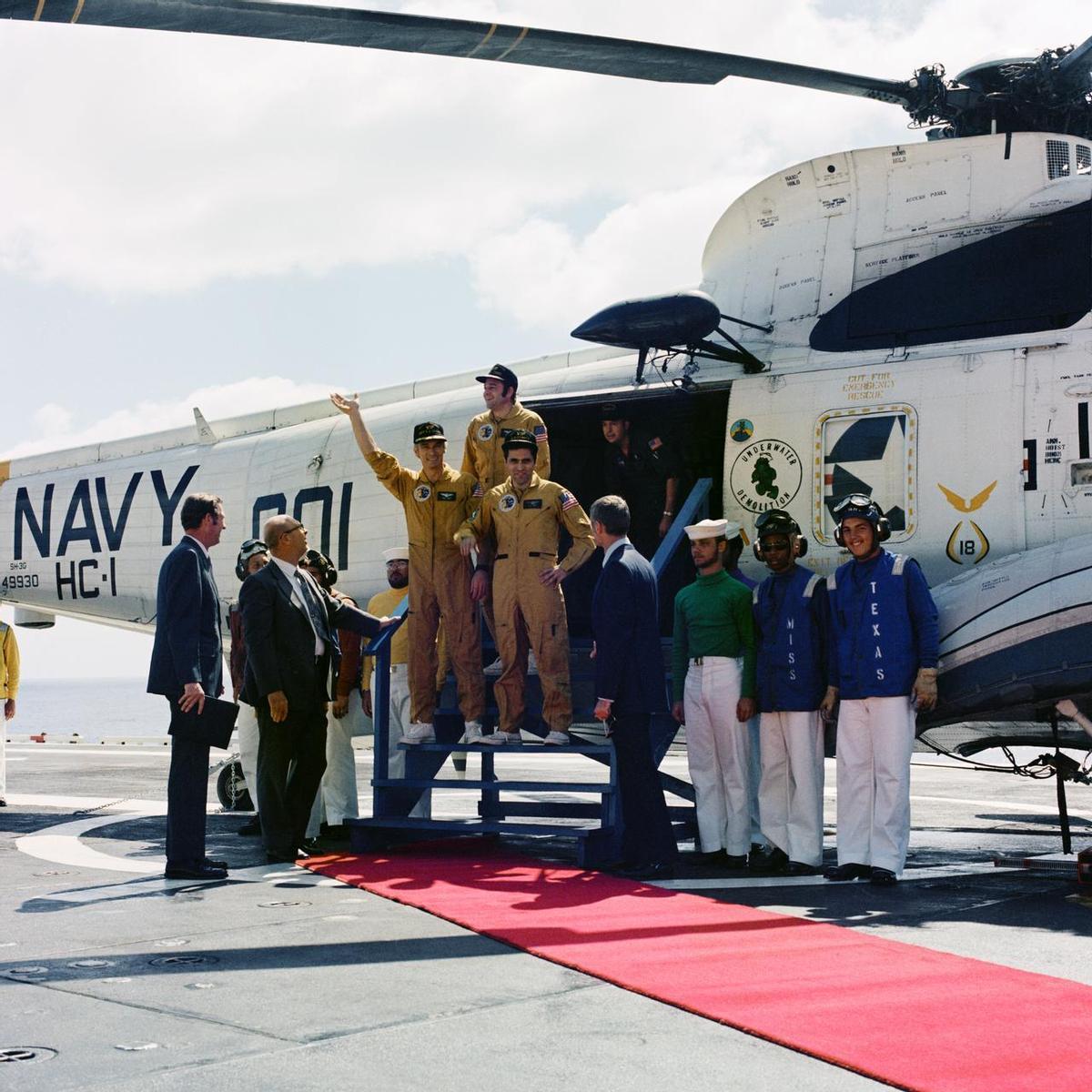 Los tripulantes de la misión Apolo 17 regresan triunfales a la Tierra tras el éxito de su misión el 19 de diciembre de 1972.  