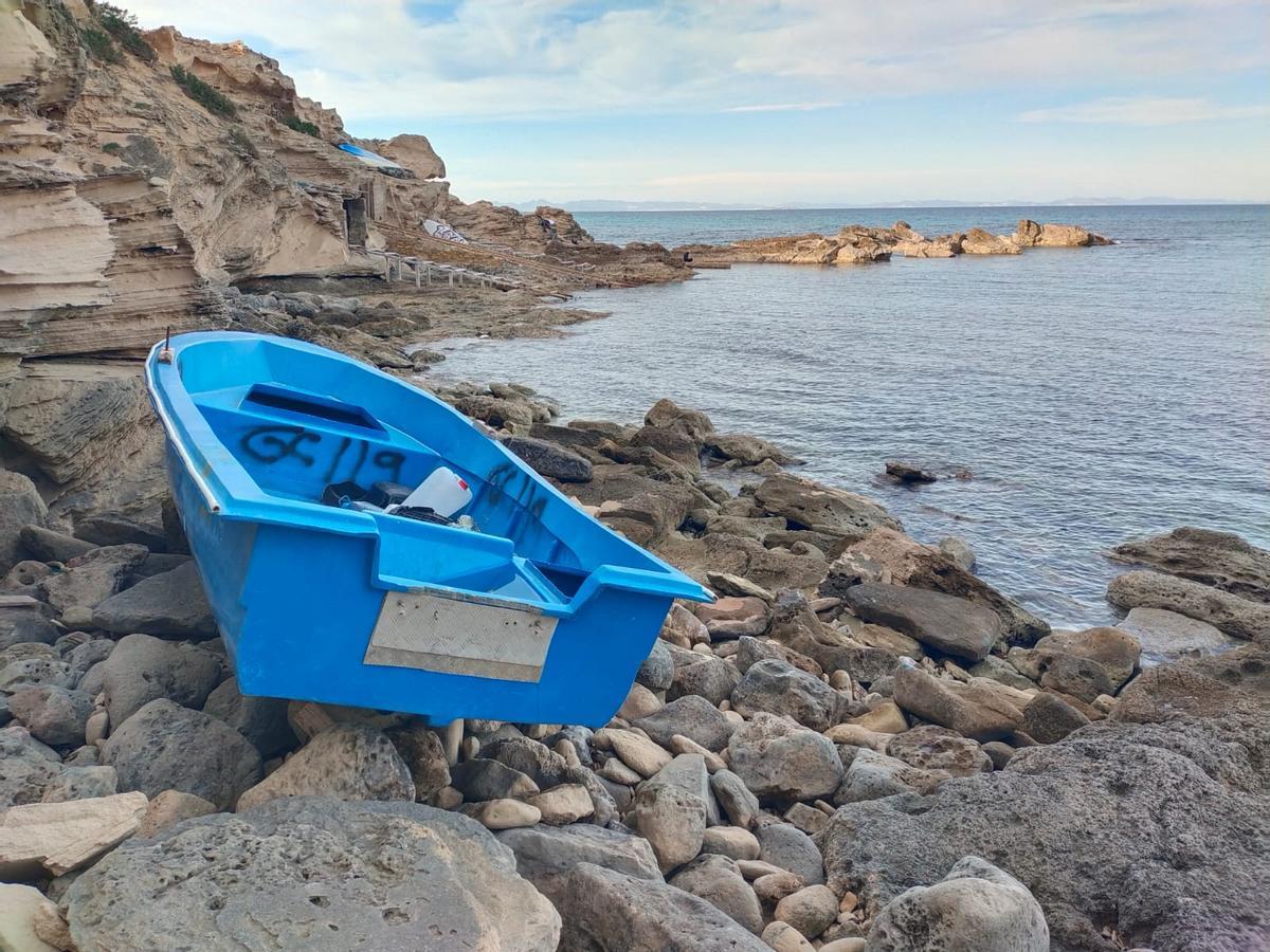 Imagen de archivo de una patera en la costa de Formentera