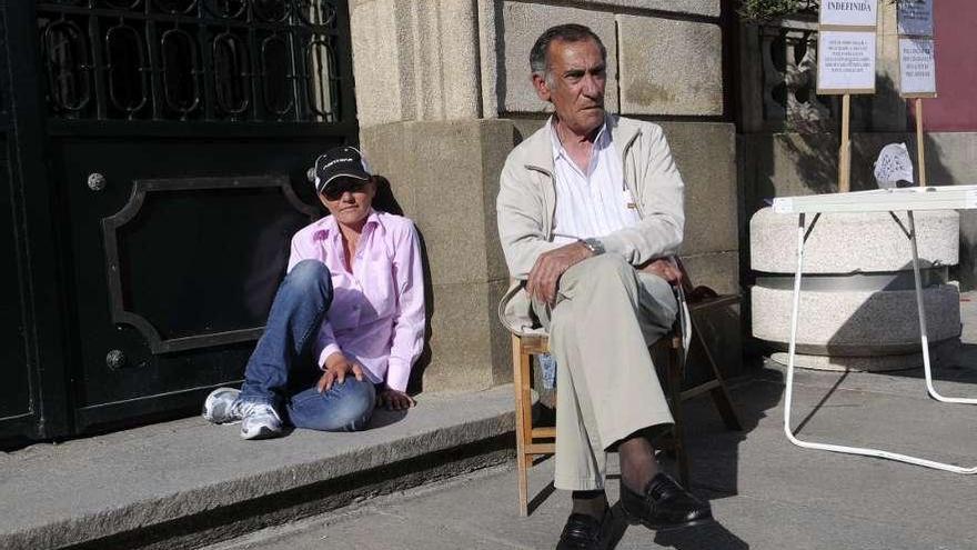 Carrera continúa a las puertas del Consistorio de Vilagarcía para hacer visible su protesta. // Noé Parga