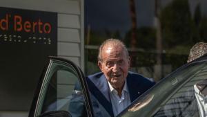 El rey emérito, Juan Carlos de Borbón, a la salida de un restaurante en O Grove (Pontevedra). Foto archivo