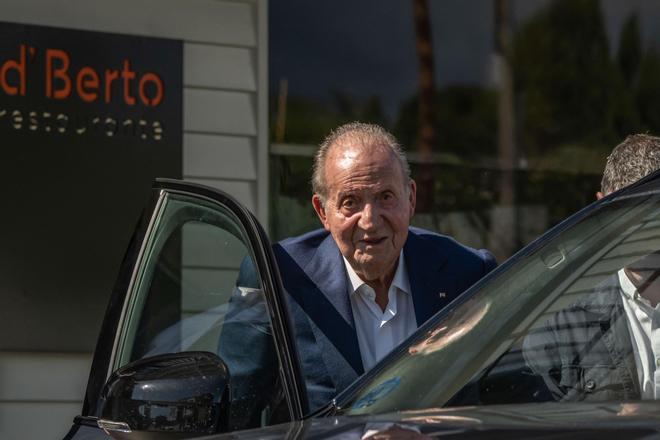 El rey emérito, Juan Carlos de Borbón, a la salida de un restaurante en O Grove (Pontevedra). Foto archivo