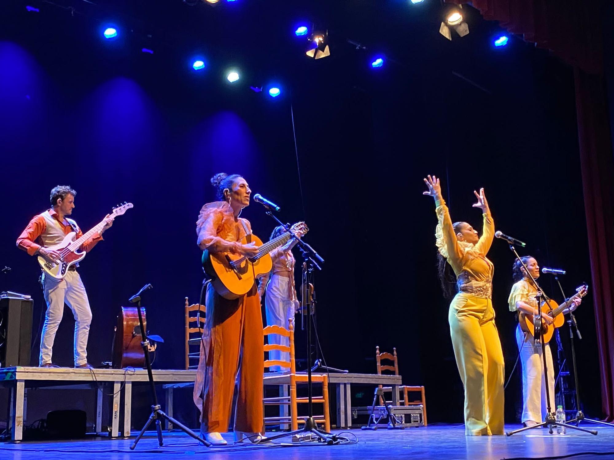 “Las Migas” revientan el auditorio de El Campello en su primer concierto tras recibir el premio Latin Grammy
