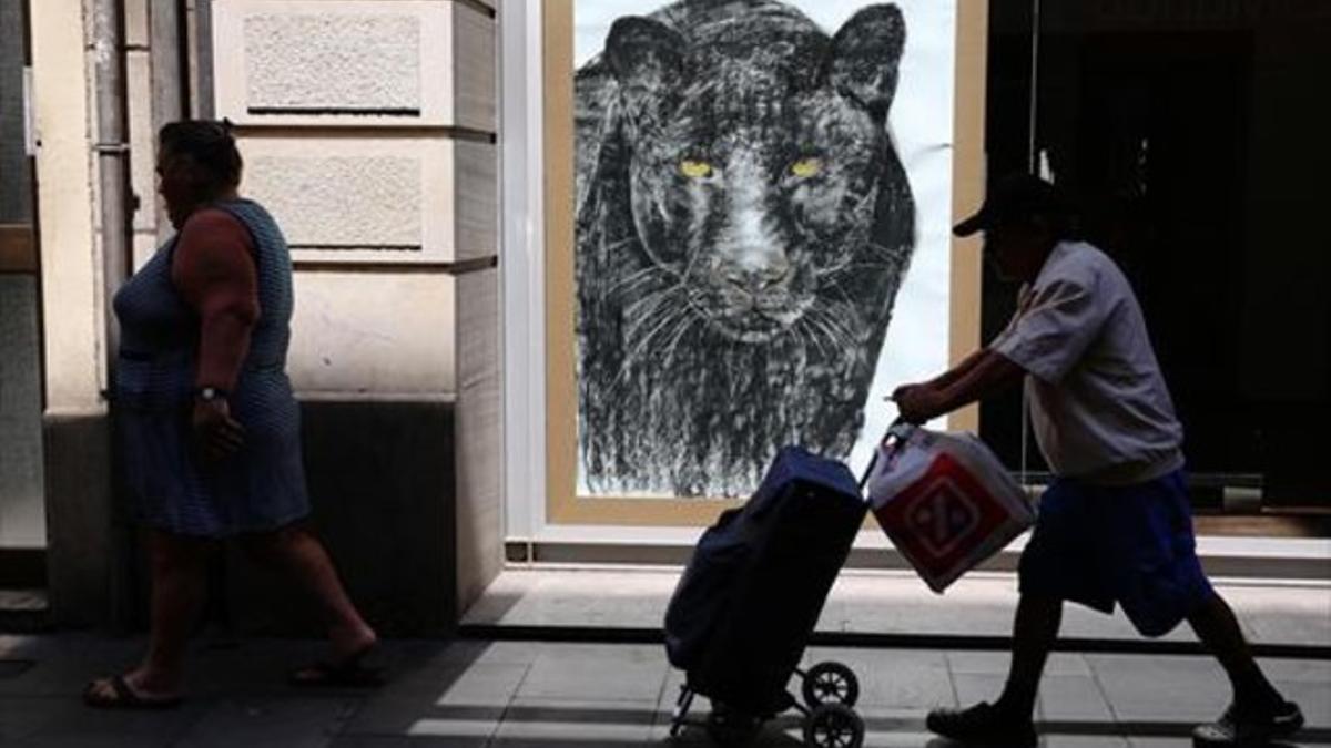 Un puma negro, de dos metros de altura, preside la entrada del Hotel Ónix, en el número 36 de Nou de Rambla.