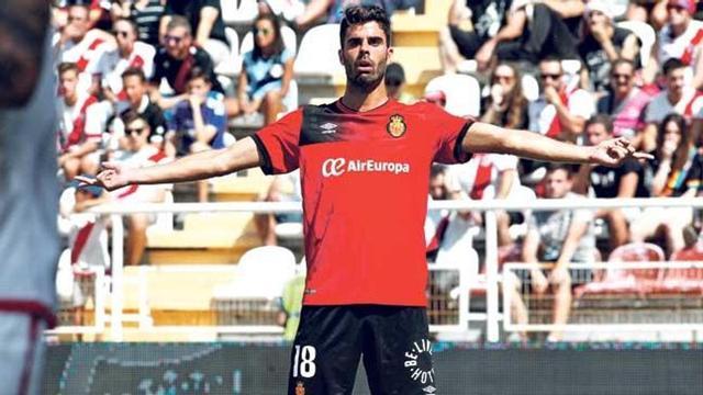 Juan Domínguez protesta una acción durante un partido.