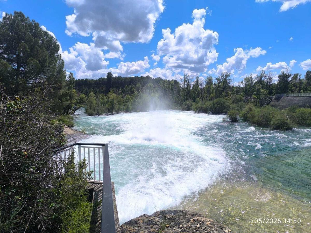Maniobra de desembalse en la presa de El Grado.