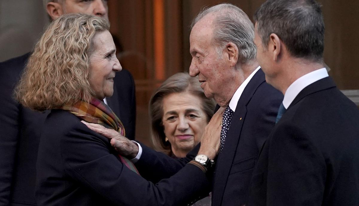 Elena reúne a la Familia Real. La celebración del 60 cumpleaños de la infanta congrega a los reyes Felipe y Letizia y a los padres del monarca, en Madrid. En la imagen, la infanta Elena se despide del rey emérito Juan Carlos I con un singular saludo, a las puertas del restaurante Pabú, donde se celebró la reunión familia.