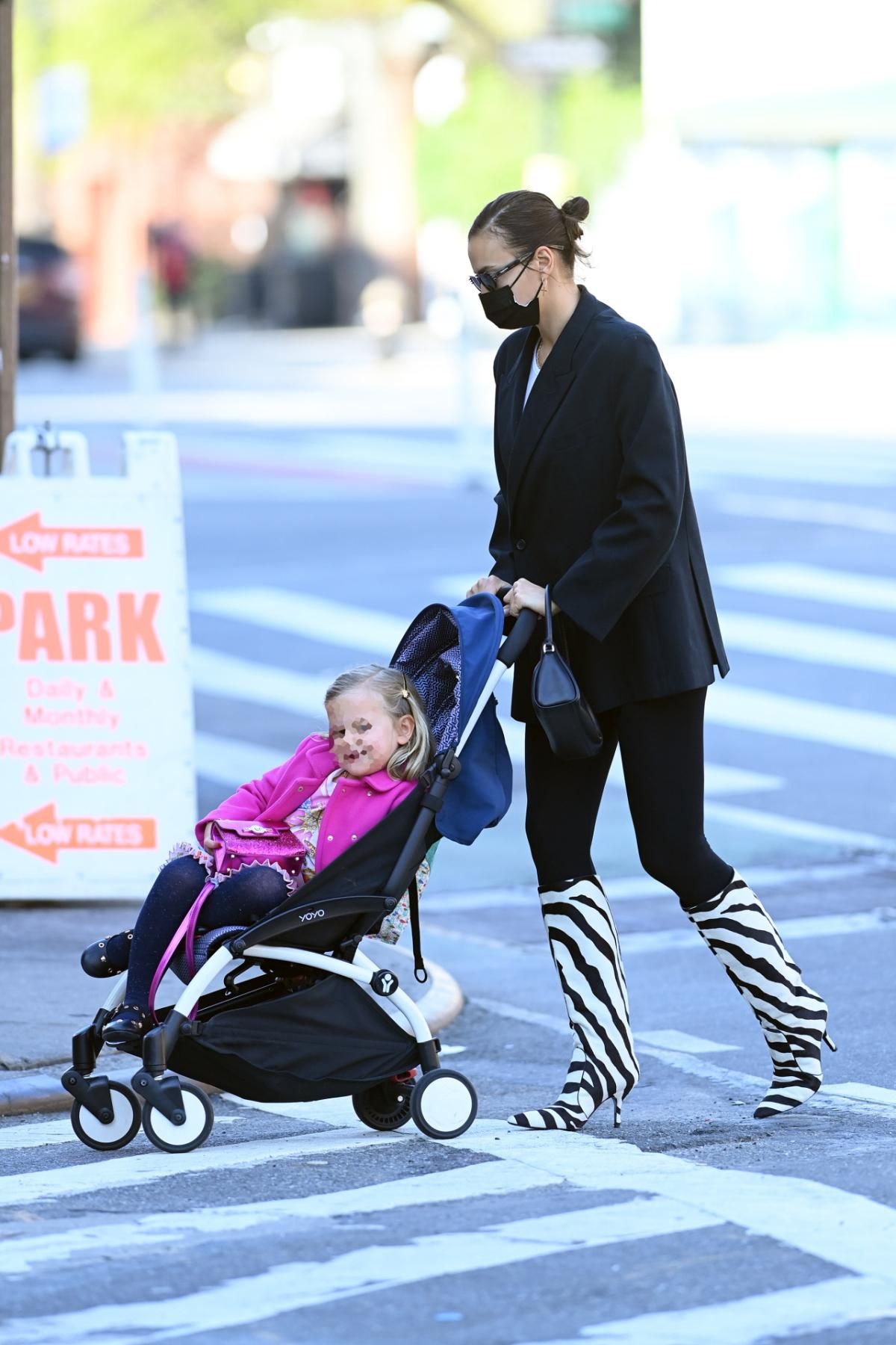 Irina Shayk, en Nueva York con unas botas altas de estampado de cebra