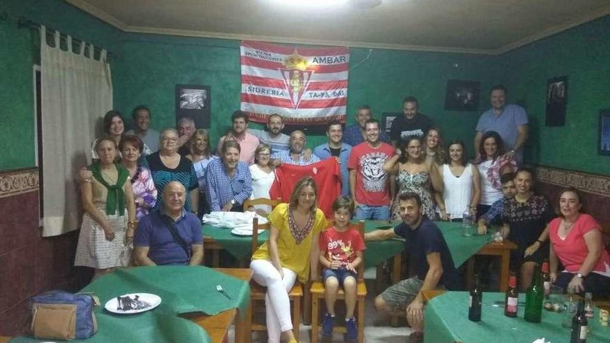 La Peña Ambar celebra con una fiesta en su sede de La Arena su octavo aniversario