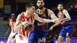 Mirotic, que reaparecía con el Barça, defiende una acción de Dobric