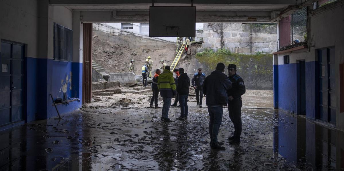 El suceso llenó de escombros el patio, y de lodo y agua la planta baja del colegio Cisneros. | BRAIS LORENZO