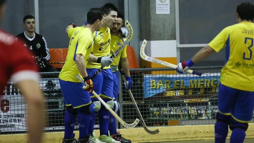 Los jugadores del Asturhockey celebran uno de los goles frente al Lleida.