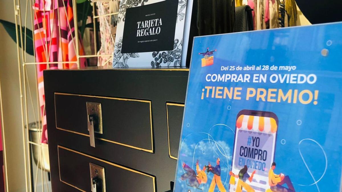 Diferentes escaparates de comercios de la ciudad que participoan en la campaña puesta en marcha por el Ayuntamiento de Oviedo. | Cedidas a Lne