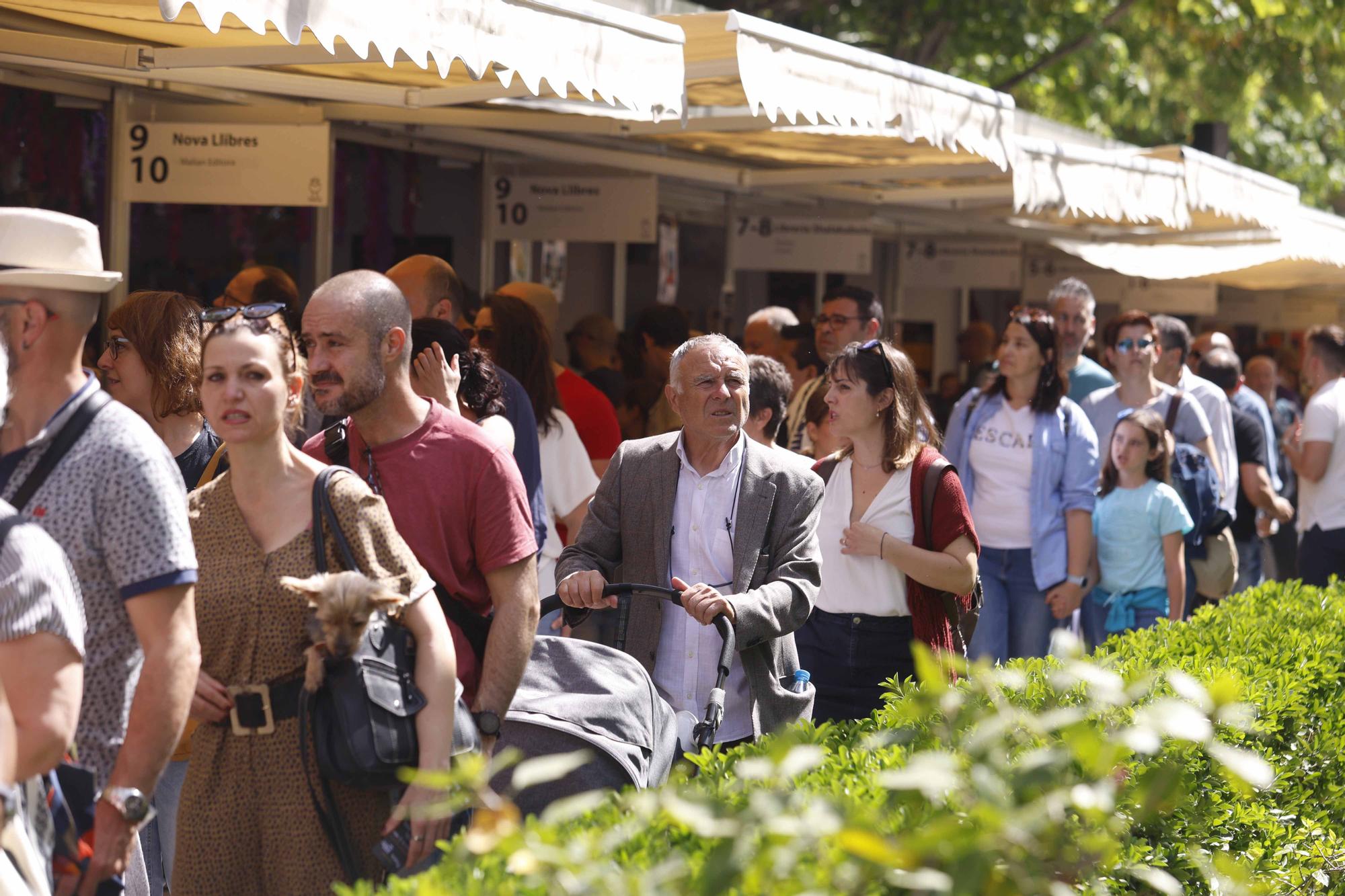 Llenazo de domingo en la Fira del Llibre