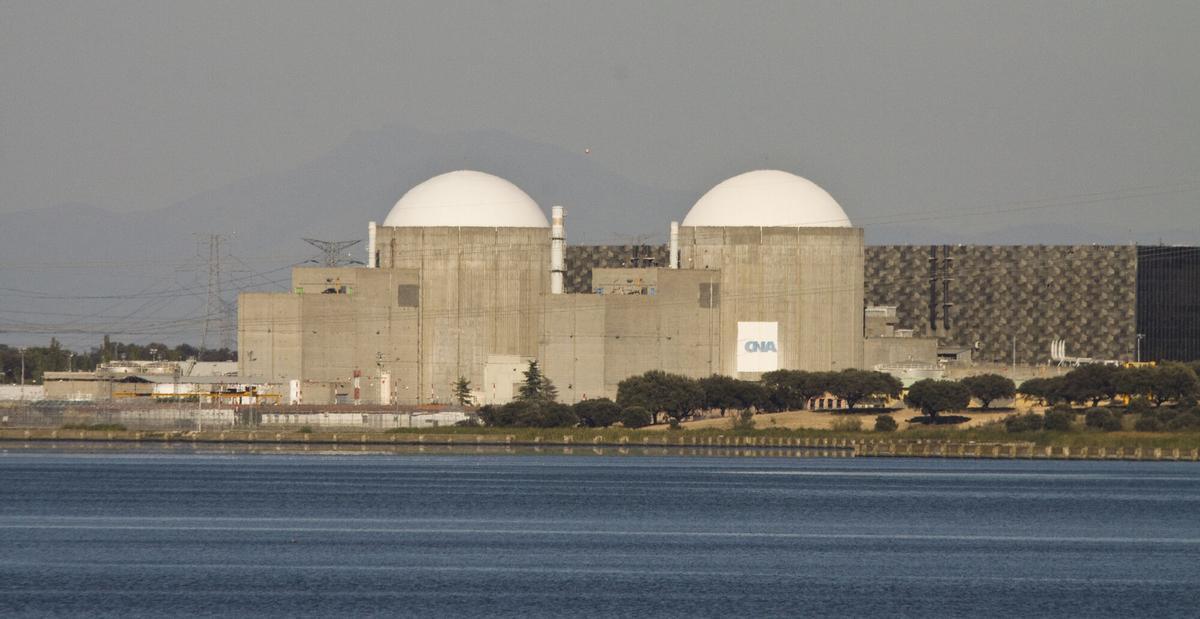 Vista de los grupos I y II de la central nuclear de Almaraz, en la provincia de Cáceres.