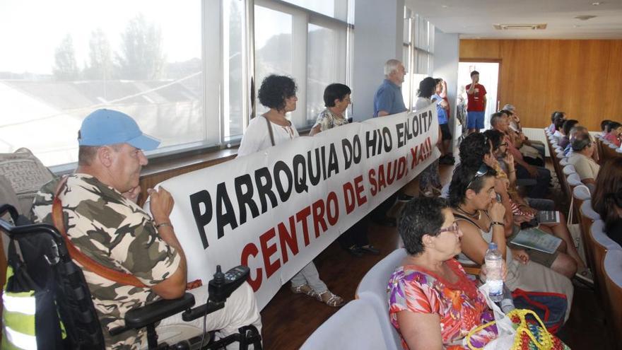 Vecinos de O Hío acuden a las sesiones plenarias para demandar el centro de salud en O Viso. // S.Á.