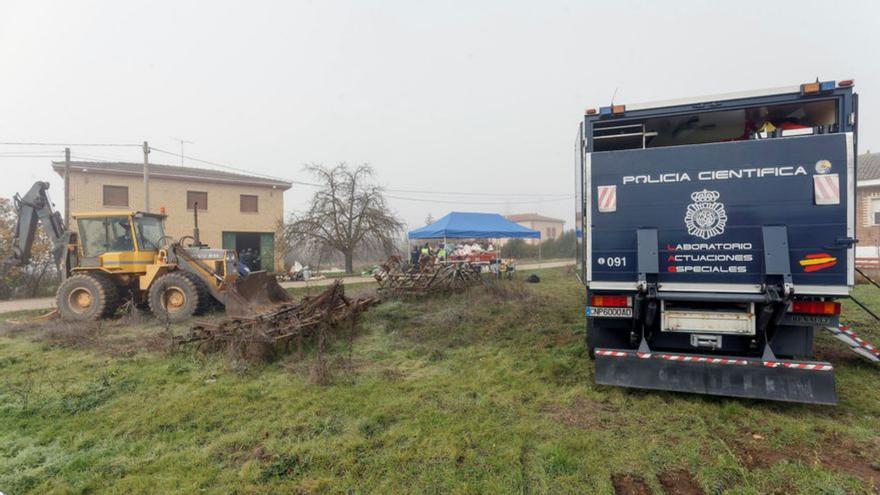 La casa, el cobertizo y corrales: la Policía analiza un cuchillo y prendas en busca de pruebas del triple asesinato de Burgos