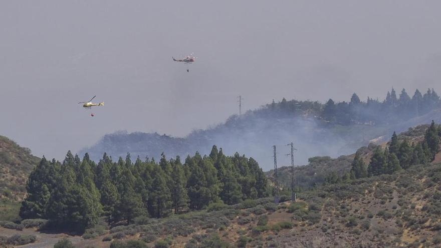El incendio de Cazadores, en Telde, queda controlado tras quemar 15 hectáreas, desalojar viviendas y movilizar cinco medios aéreos